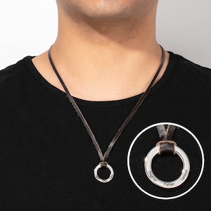 Collar de hombre personalizado: regalo personalizado para marido, novio - colgante grabado y cadena de cuero ajustable - regalo para él - regalo de Navidad