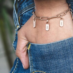 Pulsera para madre con cadena de clip - Nombre de los niños en una pulsera - Regalo familiar grabado para esposa, abuela - Pulsera con nombre delicado