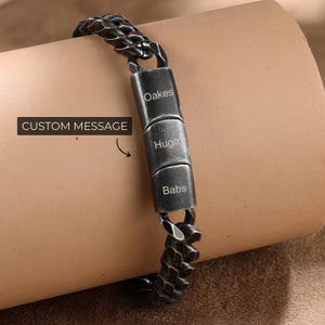 Pulsera grabada: brazalete con nombre personalizado para hombre, pulsera de barra personalizada, joyería negra hecha a mano, brazalete con mensaje, regalo para él