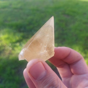 Raro cristal de calcita de haz estelar dorado con fantasma de pirita, calidad de gema, calcita de diente de perro, escalenoédrico de Rio Maior, Portugal