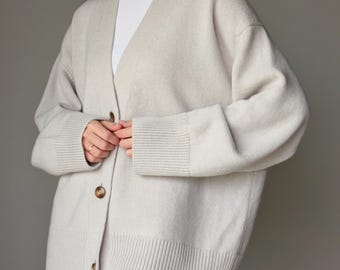 メリノ＆カシミア オーバーサイズカーディガン – ナチュラルVネックカーディガン | レディース向けミニマリストニットカーディガン
