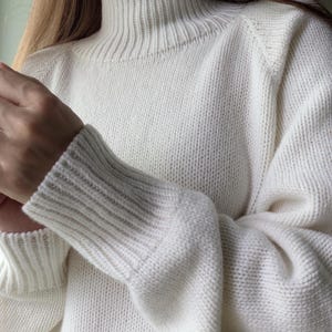 Merino & Kaschmir Rollkragenpullover | Klassischer Herbst Winter Strickpullover aus Wolle Schlichter weicher warmer Rollkragen | Minimalistische Basic Loose Fit Bild 16