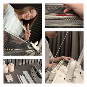 Op de afbeelding: Een breimachine met een metalen naaldbed, een witte kunststof slede en diverse accessoires, waaronder witte kunststof gereedschappen, gewichten en een overhaalnaald. De machine is voorzien van een genummerde schaalverdeling.
