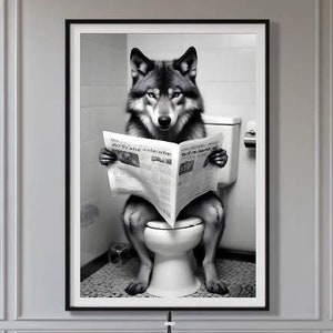 Wolf zit op het toilet en leest een krant, grappige muurkunstposter | Wolf badkamerkunst muurdecoratie | Dierenprint | Digitaal bestand