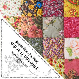 Puede incluir: Una colcha de retazos con una variedad de patrones florales en tonos de rojo, verde, amarillo y blanco. La colcha está hecha de cuadrados y tiene un borde triangular con el texto "You're one of a kind and so is this quilt. Made especially for..."