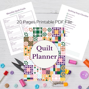 Op de afbeelding: Een kleurrijke quiltplanner met de tekst "Quilt Planner" in een witte cirkel, omringd door quiltbenodigdheden. De planner bevat pagina's voor maandelijkse doelen en een checklist voor quiltstappen. De afbeelding toont ook een schaar, spelden en spoelen garen.