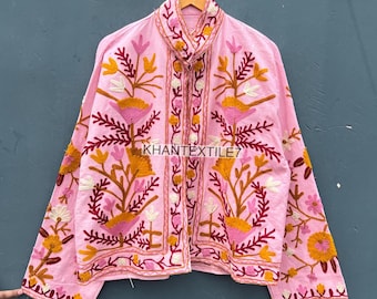 Könnte beinhalten: Eine rosa Jacke mit aufwendiger Blumenstickerei in Gelb, Rosa und Kastanienbraun. Die Jacke hat einen hohen Kragen und einen Knopfverschluss. Der Text "KHANTEXTILE7" ist auf der Jacke zu sehen.