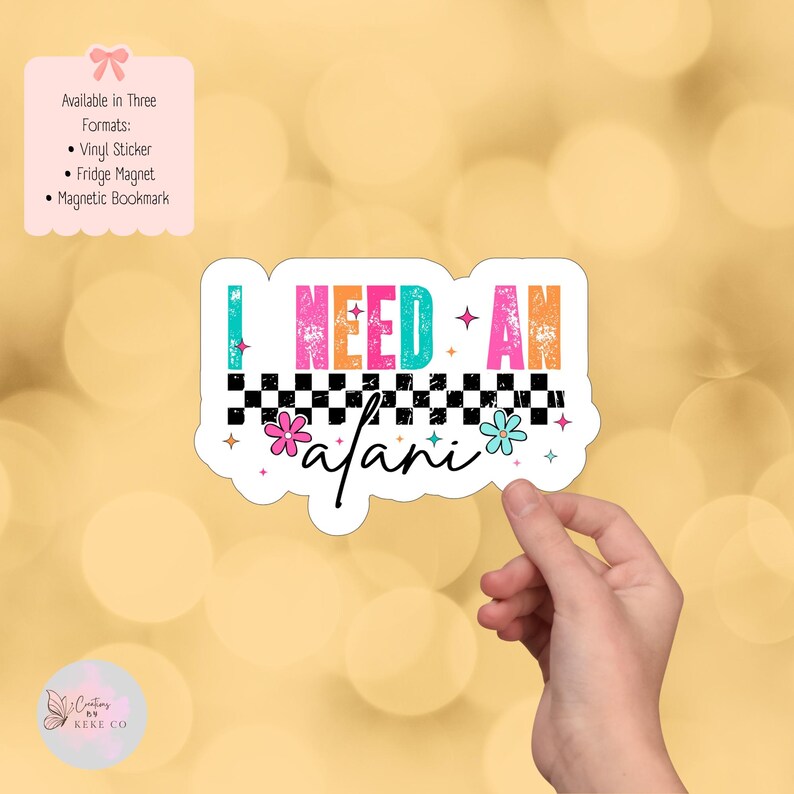 Puede incluir: Una pegatina blanca con el texto "I NEED AN safari" en colores vibrantes. La pegatina tiene un patr&oacute;n de cuadros blancos y negros y detalles florales. Disponible en pegatina de vinilo, im&aacute;n de nevera y marcap&aacute;ginas magn&eacute;tico.
