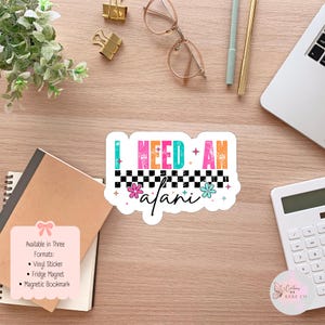Puede incluir: Una pegatina blanca con el texto "I NEED AN safari" en letras coloridas. La pegatina tiene un patr&oacute;n de cuadros y detalles florales. Disponible en tres formatos: pegatina de vinilo, im&aacute;n de nevera y marcap&aacute;ginas magn&eacute;tico.
