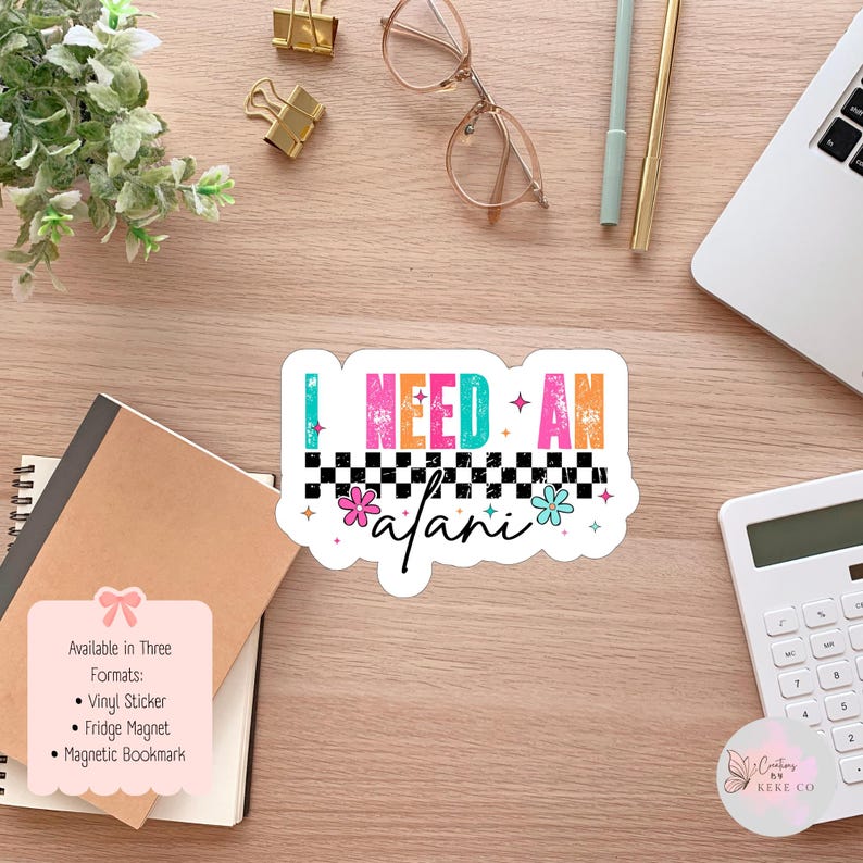 Puede incluir: Una pegatina blanca con el texto "I NEED AN safari" en letras coloridas. La pegatina tiene un patr&oacute;n de cuadros y detalles florales. Disponible en tres formatos: pegatina de vinilo, im&aacute;n de nevera y marcap&aacute;ginas magn&eacute;tico.