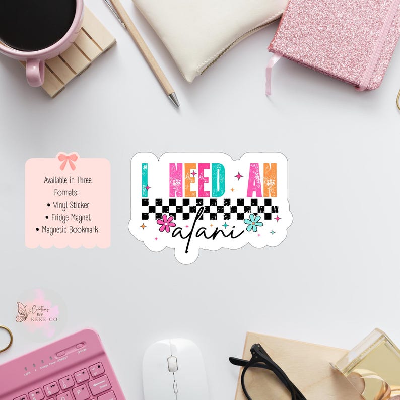 Puede incluir: Una pegatina blanca con el texto "I NEED AN afari" en letras coloridas. La pegatina tiene un patr&oacute;n de cuadros blancos y negros y detalles florales. Disponible como pegatina de vinilo, im&aacute;n de nevera o marcap&aacute;ginas magn&eacute;tico.