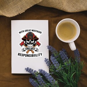 Puede incluir: Una pegatina blanca con un dise&ntilde;o de calavera de bombero, con un casco rojo y hachas cruzadas, y el texto "WITH GREAT MUSTACHE COMES GREAT RESPONSIBILITY". Una taza de caf&eacute; y ramitas de lavanda tambi&eacute;n est&aacute;n en la imagen.