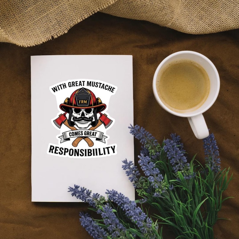 Puede incluir: Una pegatina blanca con un dise&ntilde;o de calavera de bombero, con un casco rojo y hachas cruzadas, y el texto "WITH GREAT MUSTACHE COMES GREAT RESPONSIBILITY". Una taza de caf&eacute; y ramitas de lavanda tambi&eacute;n est&aacute;n en la imagen.
