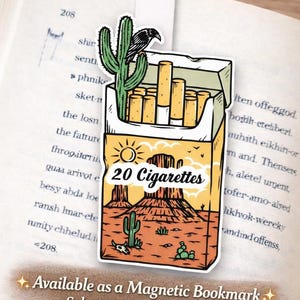 Puede incluir: Marcap&aacute;ginas magn&eacute;tico con un dise&ntilde;o de desierto que presenta un paquete de cigarrillos, un cactus y un cuervo. El texto "20 Cigarettes" est&aacute; visible. El marcap&aacute;ginas est&aacute; colocado en un libro abierto.