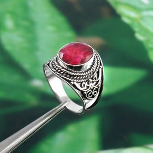 Anello con rubino autentico tinto in argento sterling 925 / Delicato gioiello con pietra portafortuna di settembre / Anello di fidanzamento minimalista con rubino / Regalo per lei