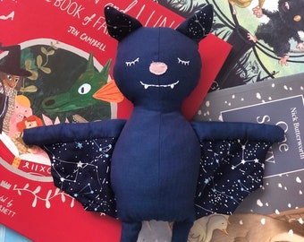 Chauve-souris « Rowan » Ours en peluche décoratif recyclé sur mesure, textiles recyclés personnalisés, cadeau de courtepointe à mémoire de forme, cadeau d'anniversaire, deuil