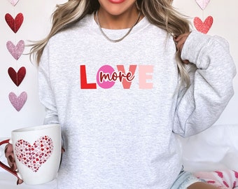 Sudadera de cuello redondo Love More Valentines Day