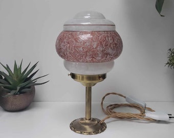 Lampe verre de Clichy blanc et décor floral pourpre sur pied bronze doré