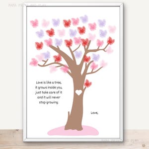 Puede incluir: Impresión enmarcada con una ilustración de un árbol con hojas en forma de corazón en tonos rojos, rosas y morados. El tronco del árbol es marrón, sobre un fondo blanco. El texto dice "Love is like a tree..." y "Love,".