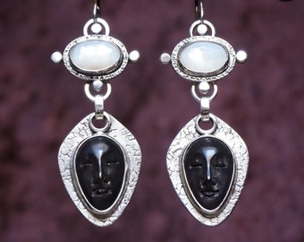 Orecchini in argento sterling con madreperla e volto in corno di bufalo