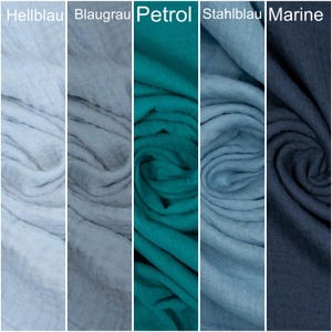 K&ouml;nnte beinhalten: F&uuml;nf Stoffmuster in verschiedenen Blaut&ouml;nen und Gr&uuml;nt&ouml;nen. Die Muster sind mit "Hellblau", "Blaugrau", "Petrol", "Stahlblau" und "Marine" beschriftet.