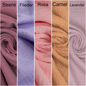K&ouml;nnte beinhalten: F&uuml;nf Stoffmuster in verschiedenen Farben: ein tiefes Rosa, ein helles Lila, ein helles Rosa, ein helles Braun und ein helles Lavendel. Die Muster sind mit "Beere", "Flieder", "Rosa", "Camel" und "Lavendel" beschriftet.
