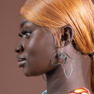 Zilveren Afrikaanse kaart oorbel, tribal oorbel, statement oorbel, statement sieraden, drop oorbel