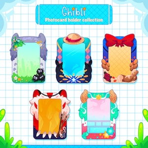 Puede incluir: Colección de cinco coloridos portatarjetas fotográficas Ghibli. Cada soporte presenta diseños únicos, incluyendo un lazo rojo, un sombrero de paja y detalles florales. La pancarta superior dice "Ghibli photocard holder collection."
