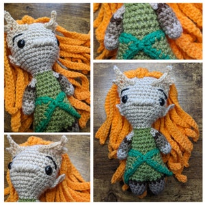 Pode incluir: Uma boneca de crochê com cabelo laranja, um vestido verde e um rosto branco. A boneca tem um vestido listrado verde e branco com um laço verde. A boneca é feita à mão e tem um visual caprichoso.