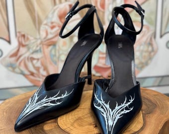 Handbemalte schwarze Stiletto-Pumps | Gothic-Pumps mit spitzer Zehenpartie | Einzigartige High Heels mit Tattoo-Motiv | High Heels mit Knöchelriemen