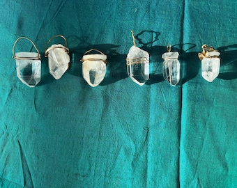 KOLUMBIANISCHER QUARZ ANHÄNGER | Handgefertigte Kristall Tropfen Halskette | Boho Schmuck, Energieheilung Schmuck