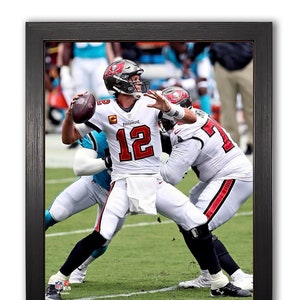 Tom Brady, le quart-arrière légendaire des Tampa Bay Buccaneers ! Photo d'action encadrée 8x10.