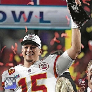Kansas City Chiefs Patrick Mahomes Holds Up The Super Bowl Trophy During Super Bowl LVII (57) 8x10 Photo Picture