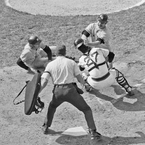 New York Yankees Thurman Munson & Carton Fisk Clash At Home Plate 8x10 Photo.