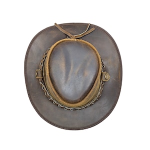 K&ouml;nnte beinhalten: Ein brauner Cowboyhut aus Leder mit einem braunen Lederband und einem Metallkettendetail.