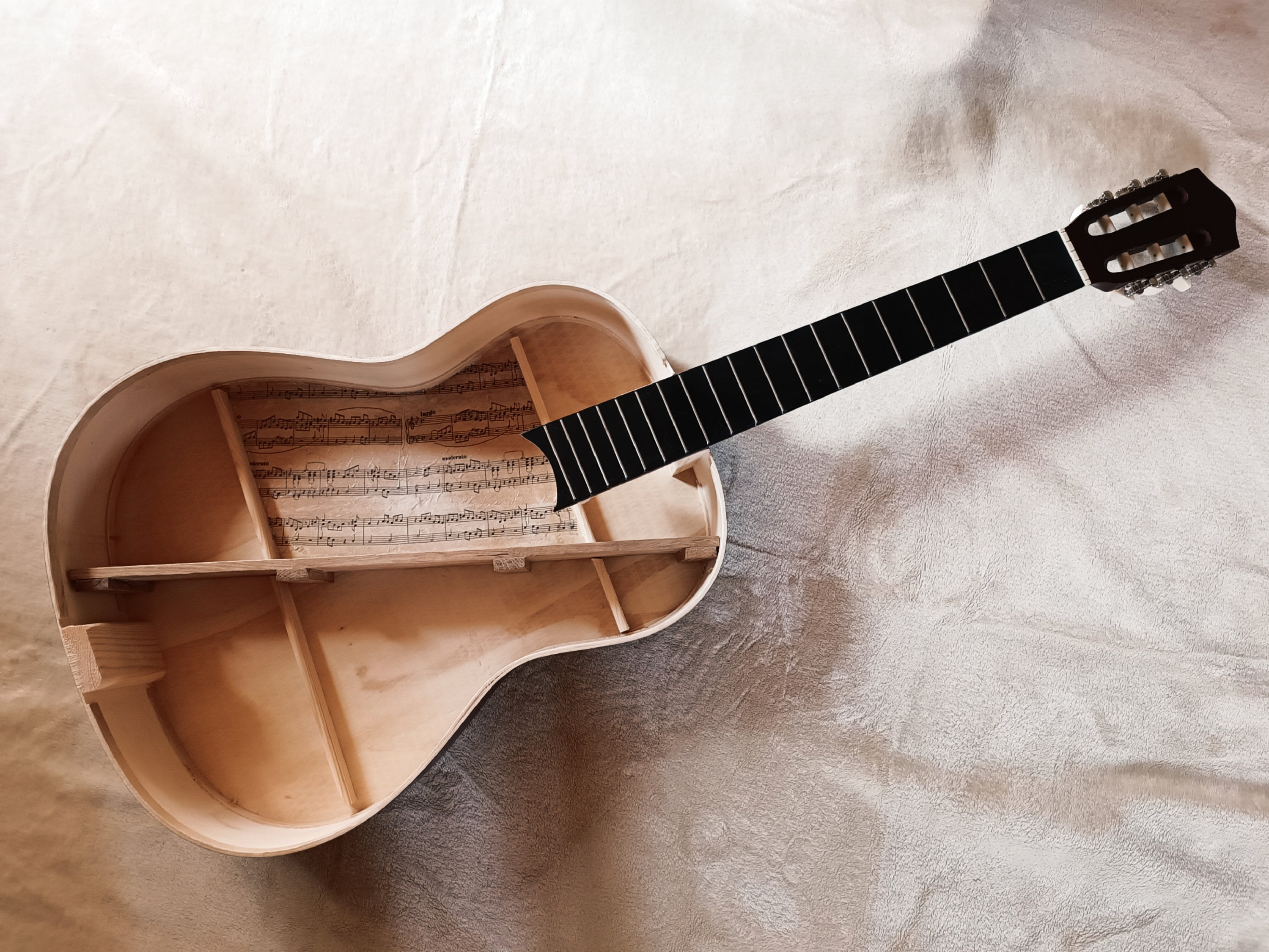 Soporte de pared doble para guitarra con estante, perchas de madera maciza  para guitarra/ukelele con 2 soportes para guitarra y púas para montaje en