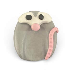 Pu&ograve; includere: Figurina di opossum grigia fatta a mano con viso bianco, occhi neri e naso e coda rosa. L'opossum ha un design stravagante, simile a un cartone animato, ideale per gli amanti degli animali.