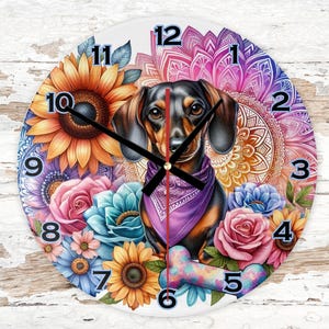 Könnte beinhalten: Eine farbenfrohe Uhr mit einem Dackel, der ein lilafarbenes Bandana trägt und von Sonnenblumen, Rosen und anderen Blumen umgeben ist. Das Zifferblatt der Uhr hat römische Ziffern und einen knochenförmigen Zeiger.
