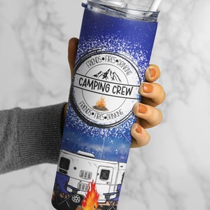 Diseño de sublimación de vaso delgado de 20 oz para equipo de campamento, amigos, aventuras, fuego, bebidas, pinos, PNG digital, envoltura recta, tobogán de agua, descarga