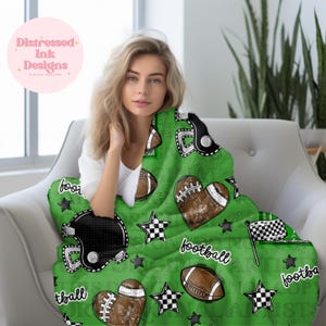 Puede incluir: Manta verde con temática de fútbol con patrones repetidos de balones de fútbol, cascos, estrellas y banderas a cuadros. La palabra "football" está escrita en la manta. La manta mide aproximadamente 152 cm por 127 cm.