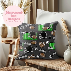 Peut inclure: Un coussin décoratif avec un fond gris foncé présentant un motif répété de ballons de football américain, de casques et de mini-terrains de football. Le coussin comprend également le texte "football" et des drapeaux à damier. Le coussin est sur un banc en bois.