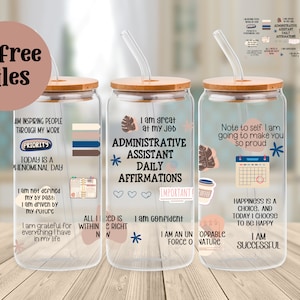 Puede incluir: Tres vasos de vidrio transparentes con tapas de bambú y pajitas. Cada vaso tiene un conjunto diferente de afirmaciones positivas impresas en ellos. Las afirmaciones son para asistentes administrativos. Los vasos están sobre una superficie de madera.