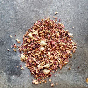 Small dried ROSE petals - 10 grams craft material&#39;s, craft décor