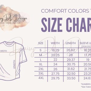 K&ouml;nnte beinhalten: Gr&ouml;&szlig;entabelle f&uuml;r Comfort Colors 1717 Bekleidung, mit Ma&szlig;en in Zoll f&uuml;r Breite, L&auml;nge und &Auml;rmell&auml;nge. Die Tabelle umfasst die Gr&ouml;&szlig;en S bis 4XL, mit einer T-Shirt-Grafik und dem Daisy DL Design Logo.