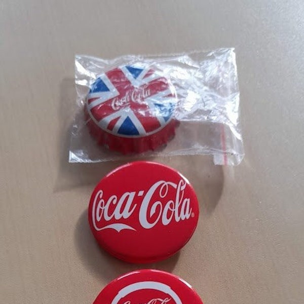 Lot Badges insignes CocaCola 125 ans diametre 30mm et 40mm