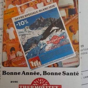 Peut inclure: Un logo rouge et blanc pour Thermotex, une marque de sous-vêtements thermiques. Le logo présente un motif d'éclair et le texte "Thermotex" en lettres blanches. Le texte "Blanc 1976" est sous le logo. Le texte "Sous-vêtements de santé, tribo-électriques, auto-climatisants." est sous le texte "Blanc 1976". Le texte "profitez de notre offre spéciale -10%" est sous le texte "Sous-vêtements de santé, tribo-électriques, auto-climatisants.". L'image comprend également le texte "Bonne Année, Bonne Santé" au-dessus du logo.