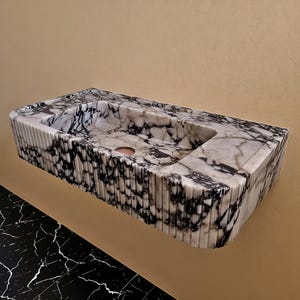 Lavabo de mármol Calacatta Viola para montaje en pared / Lavabo de baño de piedra acanalada