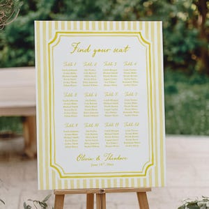 Puede incluir: Un cartel rectangular de distribución de mesas de boda con rayas verticales amarillas y blancas, con el texto Find your seat, Olivia & Theodore, 18 de junio de 20xx, y una lista de nombres organizada por números de mesa del 1 al 12, en un caballete.