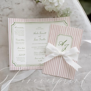 Puede incluir: Conjunto de invitaciones de boda con diseño de rayas rosas y blancas. La invitación incluye los nombres Amelia Bennett y James Franklin, con un lazo blanco y las iniciales "AJ". También hay una flor blanca y una cinta.