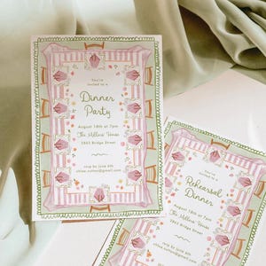 Op de afbeelding: Twee geïllustreerde uitnodigingen voor een diner en een repetitiediner. De uitnodigingen tonen een groen en roze tafelkleed met een gestreept patroon en een bloemige rand. De tekst op de uitnodigingen luidt "U bent uitgenodigd voor een diner" en "U bent uitgenodigd voor een repetitiediner". De uitnodigingen bevatten ook de datum, tijd, locatie en RSVP-informatie.
